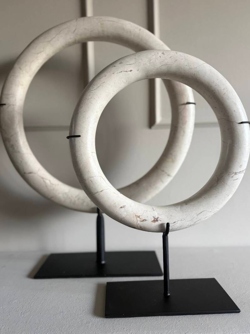 Marmeren Ringen op statief