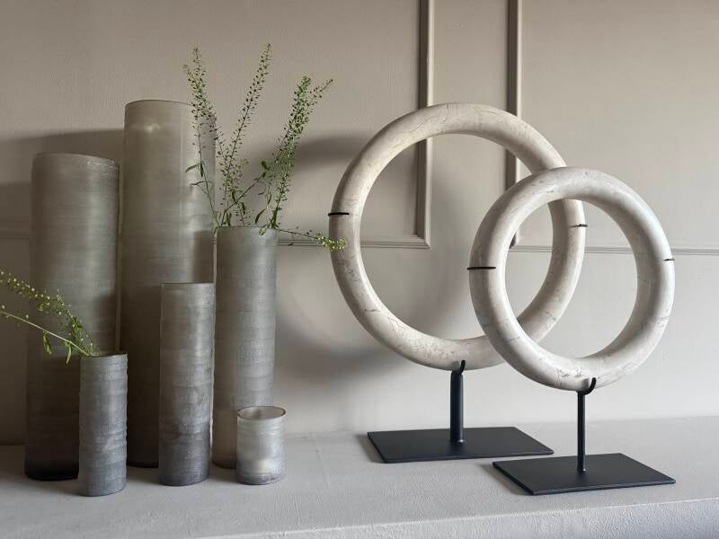Marmeren Ringen op statief