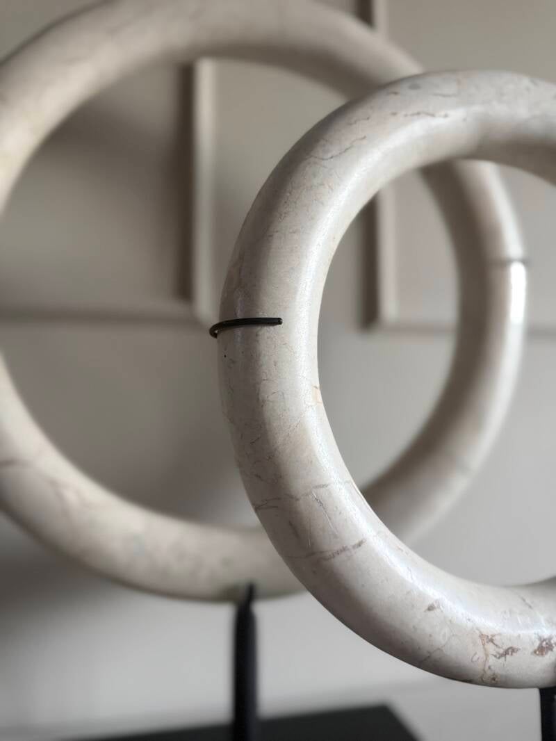 Marmeren Ringen op statief